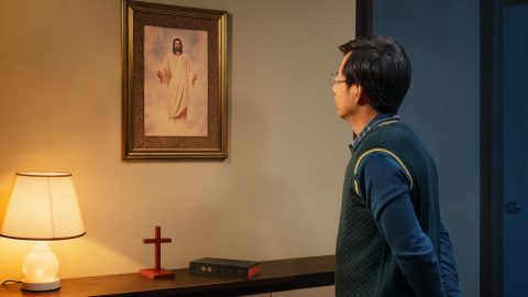 聖經上預言：「加利利人哪，你們為什麽站着望天呢？這離開你們被接升天的耶穌，你們見他怎樣往天上去，他還要怎樣來。」（徒1:11）主耶穌復活後，是靈體駕雲升天的，主再來應該還是靈體駕雲降臨，但你們却見證神又道成肉身成為人子作末世審判工作，這明顯不符合聖經啊。牧師長老常常講，凡是見證主來是道成肉身的都是假的。所以，我覺得主再來不可能道成肉身，你們的見證我不接受，我就等主耶穌駕雲降臨來提我們進天國，這肯定不會錯！