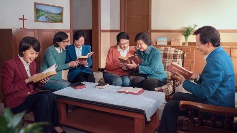 你們見證全能神是主耶穌的再臨并發表了許多話語，可是在我們韓國有一些人冒充再臨的主耶穌，他們也説了一些話，有的也編成了書，也有一些人跟隨他們，對于這些假基督説的話該怎麽分辨，我想聽聽你們的看法。