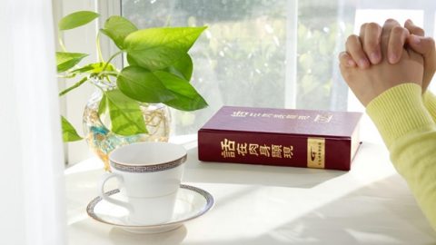 姊妹在放神話的姊妹在放神話的桌子前禱告邊禱告