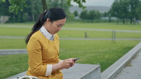 一個姊妹在公園打電話