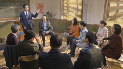 牧師在教堂散步觀點