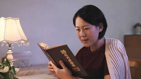 一个姊妹在桌前看神话书