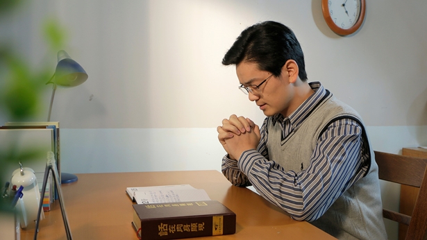 一個人在桌前禱告