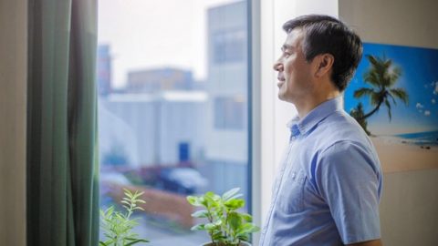 一個弟兄站在窗口思考