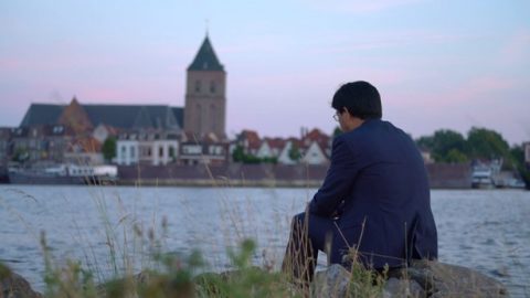 弟兄在湖边发愁