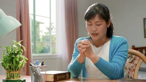 40岁左右的姊妹在祷告