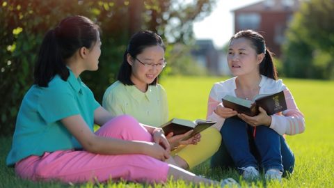 忠言不再逆耳,三人在草地上讀神話