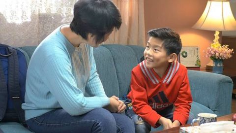 媽媽和小孩說話