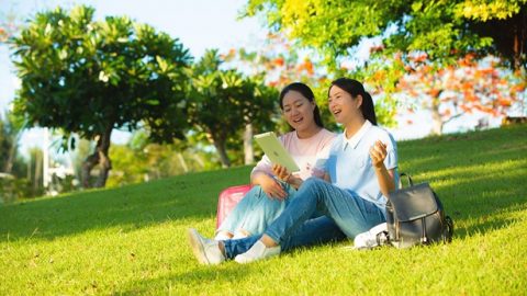 两个姊妹在草地上唱歌