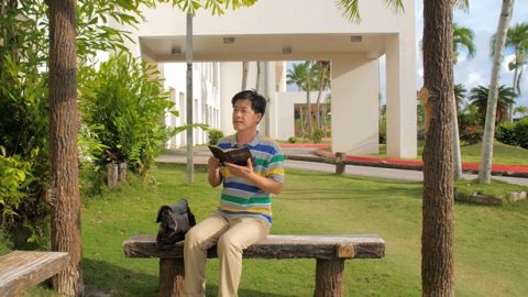 一個弟兄在公園看神話