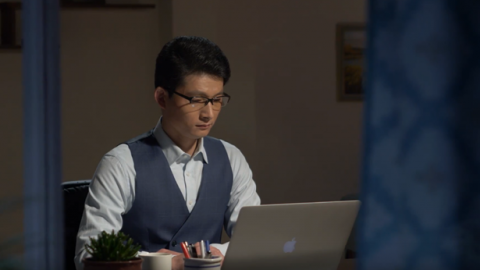 弟兄晚上在电脑上谢文字