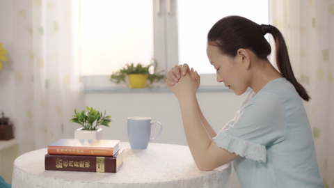 姊妹在反省祷告