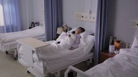 突如其來的病變使她暴露了真相