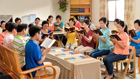 你們見證主耶穌回來了，就是全能神，發表真理作了末世的審判工作，這怎麽可能呢？主來明明是接我們進天國，怎麽能把我們撇下而作末世審判工作呢？我認為我們信主耶穌接受了聖靈的作工，就是已經經歷了神的審判工作，這有主耶穌的話為證：「我若不去，保惠師就不到你們這裏來；我若去，就差他來。他既來了，就要叫世人為罪、為義、為審判，自己責備自己。」（約16:7-8）我們認為：主耶穌復活升天後，五旬節聖靈降下來作工在人身上，已經使人為罪、為義、為審判，自己責備自己了，我們向主認罪悔改，就是在經歷主的審判。主耶穌所作的工作雖然是救贖工作，但主耶穌升天以後，五旬節聖靈降臨所作的工作，應該就是神末世的審判工作，如果不是審判工作的話，怎麽能「叫世人為罪、為義、為審判，自己責備自己」呢？再説，我們信主的人常常受聖靈的感動、責備，還有管教，因此我們在主面前都是痛哭流涕，向主認罪悔改，産生了許多的好行為，這就是我們信主的變化，難道這不是經歷神的審判達到的果效嗎？你們所説的全能神作的末世審判工作與主耶穌的工作到底有什麽區别呢？